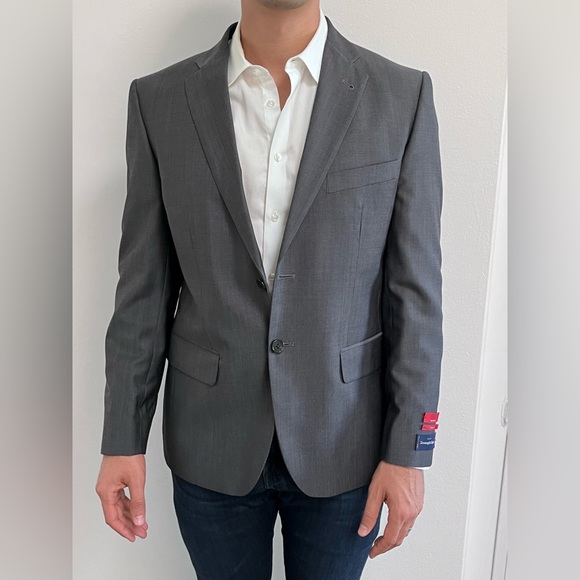 Brand New! Ermenegildo Zegna. Trim fit light grey blazer size 40s